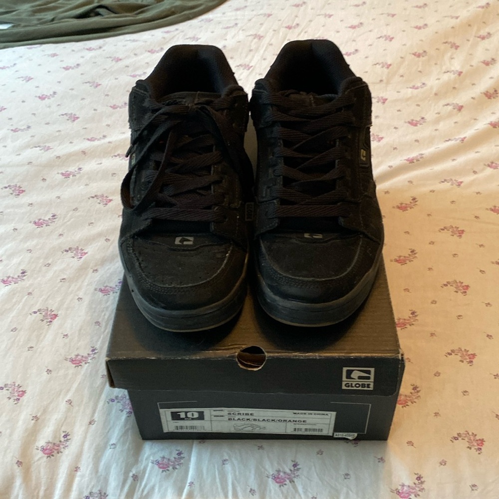 Globe Scribe men’s 10M black /orange skate shoes